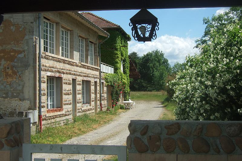 2011-05- (573).JPG - Nicht nur Mauern, auch Hausfassaden sind mit großen Kieselsteinen, den Cailloux, gebaut bzw. verkleidet